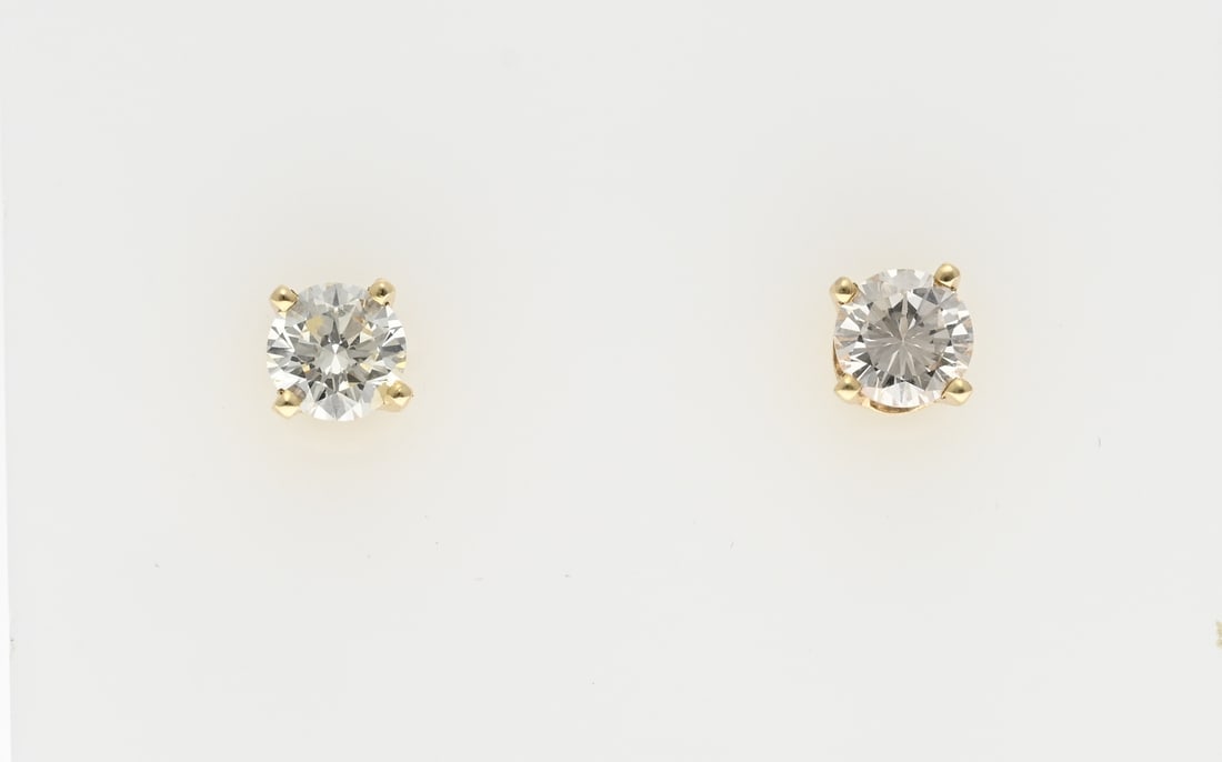 Gold solitaire stud earrings with diamonds: Yellow gold solitaire stud earrings, 585/000, with diamond. Stud earrings with a 4 prong chaton set with a brilliant cut diamond, size approx. 0.16 ct. VSI-G. Total approx. 1.10 grams. In very good