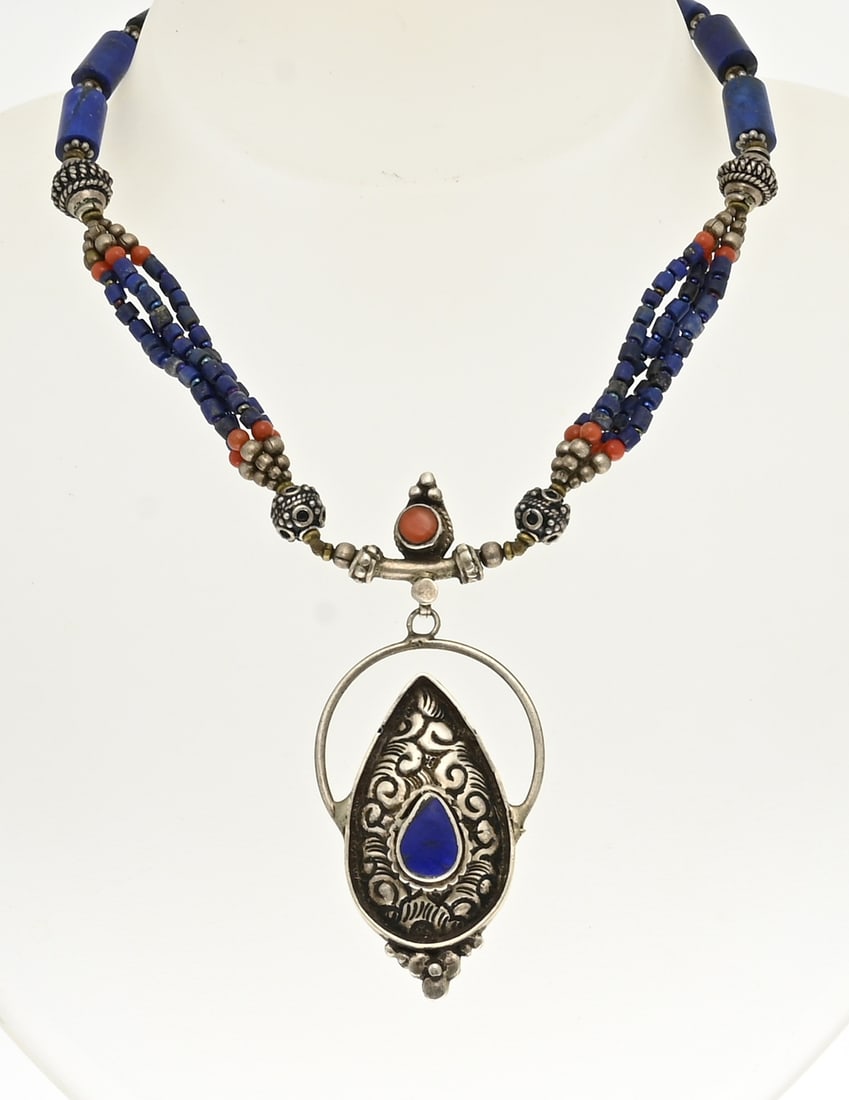 Choker with silver, lapis lazuli and coral: Choker with silver, BWG, lapis lazuli and coral. Necklace made of lapis lazuli and blood corals, attached to silver worked balls and a silver element with a pear-shaped lapis lazuli. Length 40 cm. Tot
