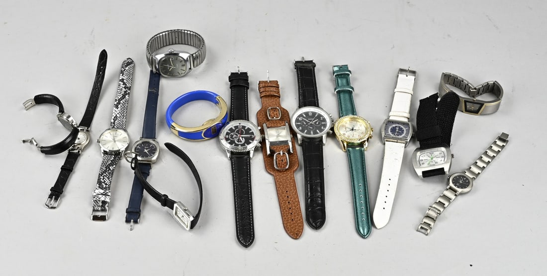 Lot of watches: Lot with 15 watches, various quarts models, and a mechanical watch POLJOT. In reasonably good condition.