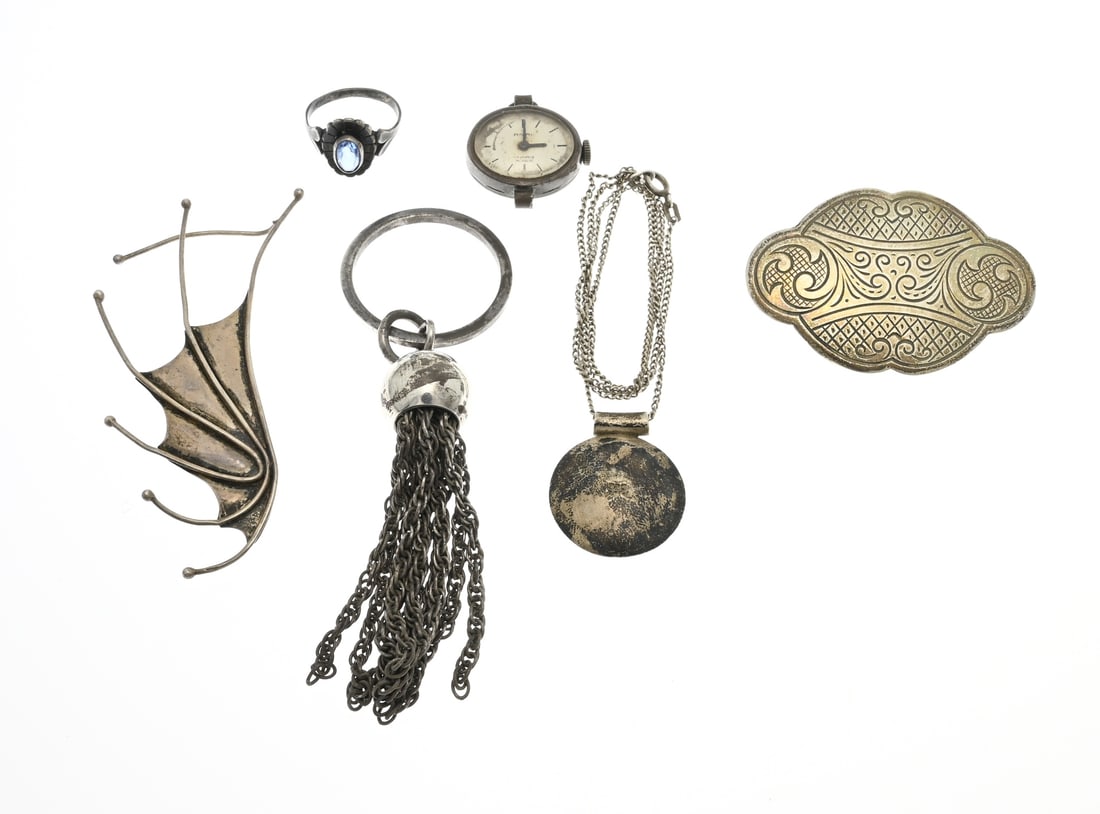 Lot of silver jewelry: Lot of silver jewelry with a pendant with ball and chain work, pendant and necklace, a ring with blue stone, a brooch with engraving, a watch case and a large ear stud. Various grades. approx. 52