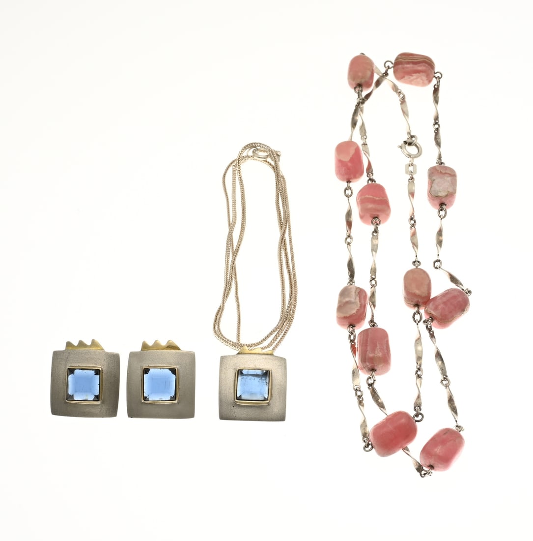 Lot with silver jewelry: Lot of silver jewelry with a necklace with rhodochrosite stones, 835/000,,Length 62 cm. And a set with stud earrings and a necklace with pendant, 925/000, square matted model with a blue stone set in