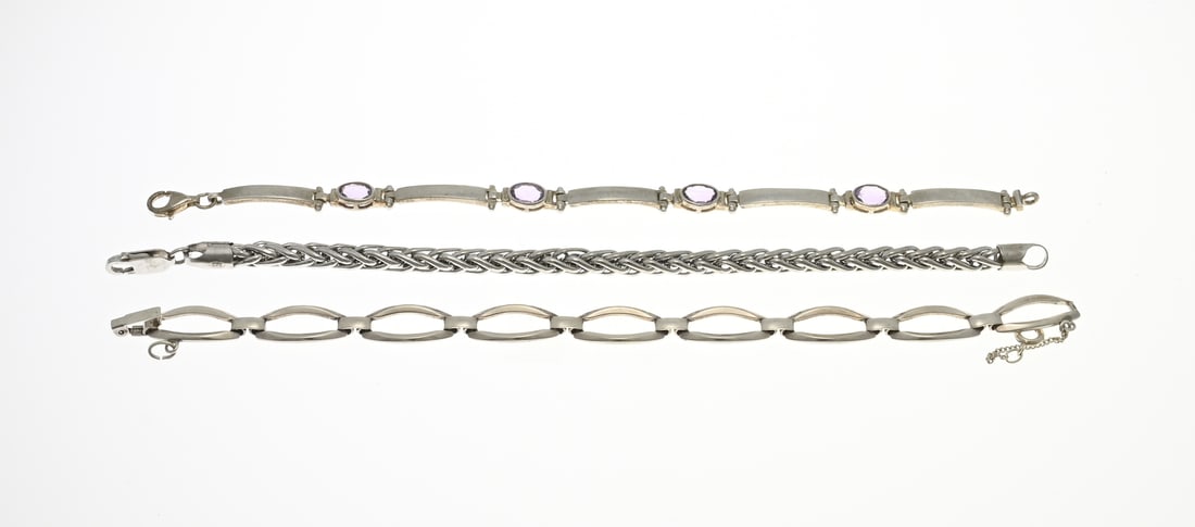 Lot of 3 silver bracelets: Lot with three silver bracelets, a foxtail bracelet, ø 4.5 mm. and a bracelet with elongated links and in between an oval link with a purple stone, width 6.5 mm. Both 925/000. And an openwork oval