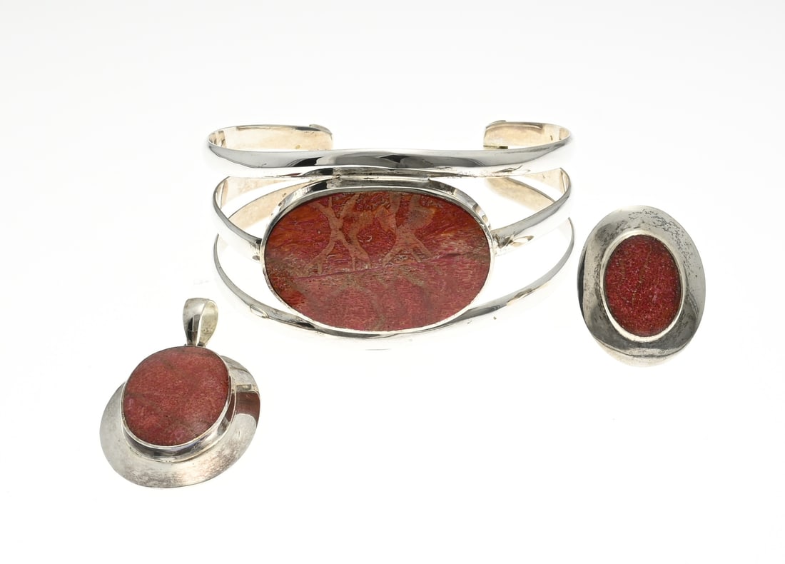Silver bracelet, ring and pendant: Silver clamp bracelet, pendant and ring, 925/000, with foam coral. Clamp bracelet with oval foam coral, a matching ring and pendant with oval foam coral. ø 54. Pendant 5 cm. Bracelet 70x52mm. Total