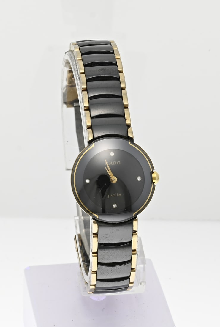 Rado watch, ladies round: Rado watch, ladies, round ceramic model, diastar, jubilé, quarts, provided with a gold-plated edge. the dial is decorated with 4 diamonds. ø case 23 mm. ref. no.: 153.0352.3. length 14.5-15 cm.
