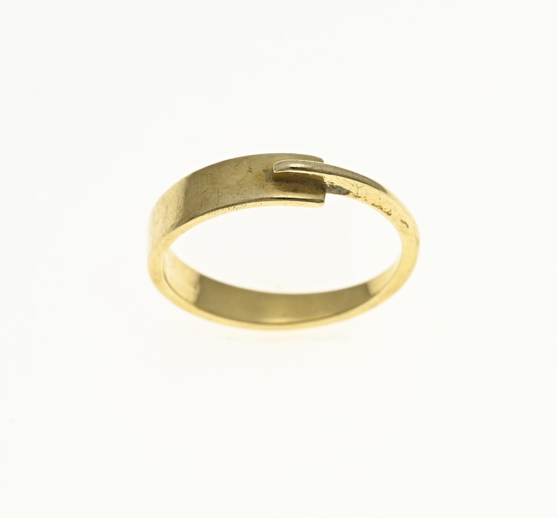 Golden fantasy ring: Yellow gold ring, 585/000, with graduated width. ø 50. approx. 2.3 grams. Width 1-4mm. In good condition.