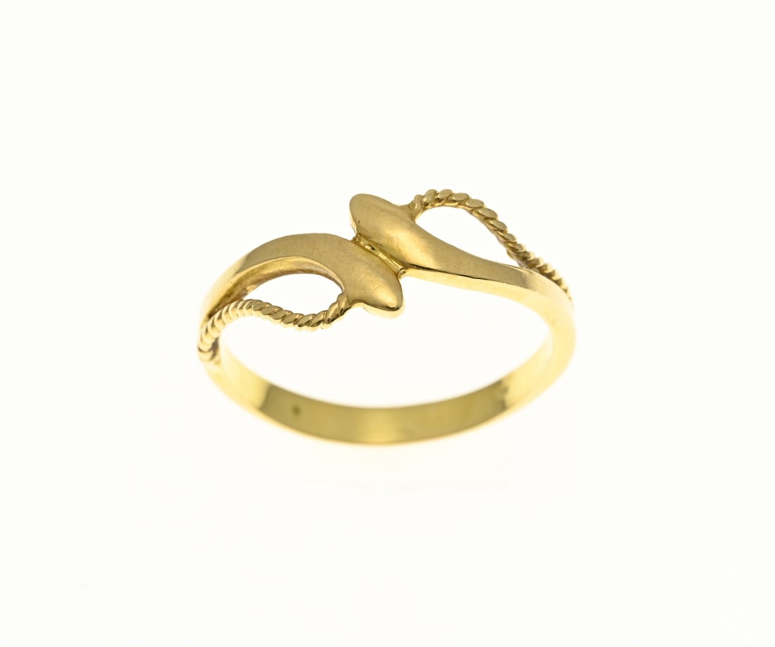 Golden ring: Yellow gold ring, 750/000. Ring with a twisted finish. Width 9 mm. ø 56. Approx. 1.5 grams. In good condition.