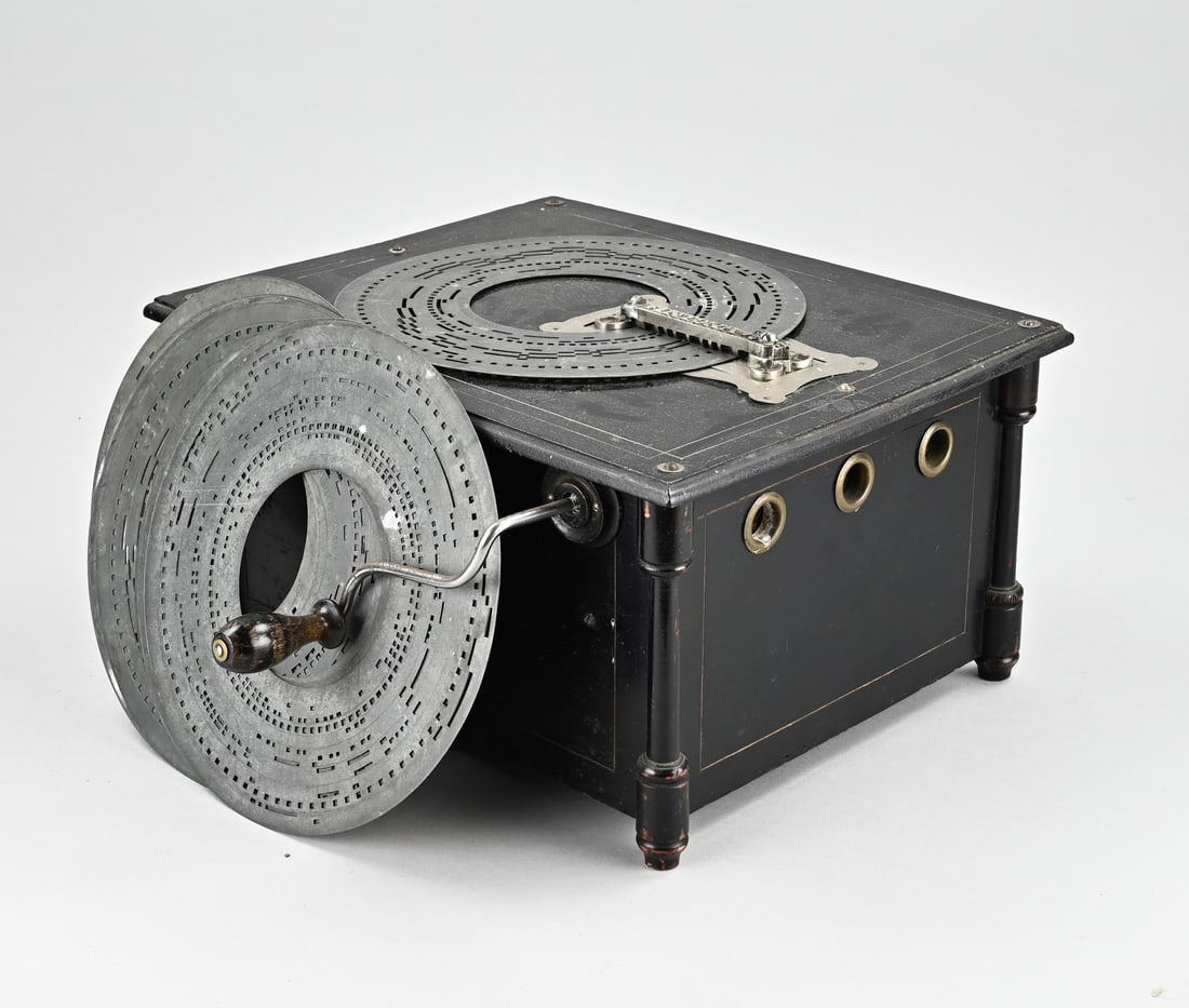 Wooden barrel organ, 1890: Antique ebonised wooden barrel organ with twelve playing plates. Brand: Intona. Circa 1890. Dimensions: 20 x 35 x 29 cm. In good condition.