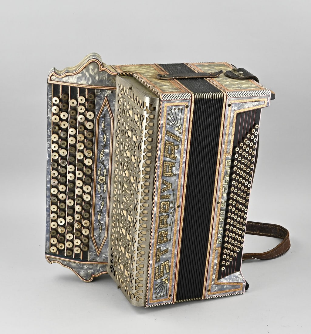 Stradivari accordion: Antique Italian Stradivari accordion. Dimensions: 41 x 48 x 26 cm. In good condition.