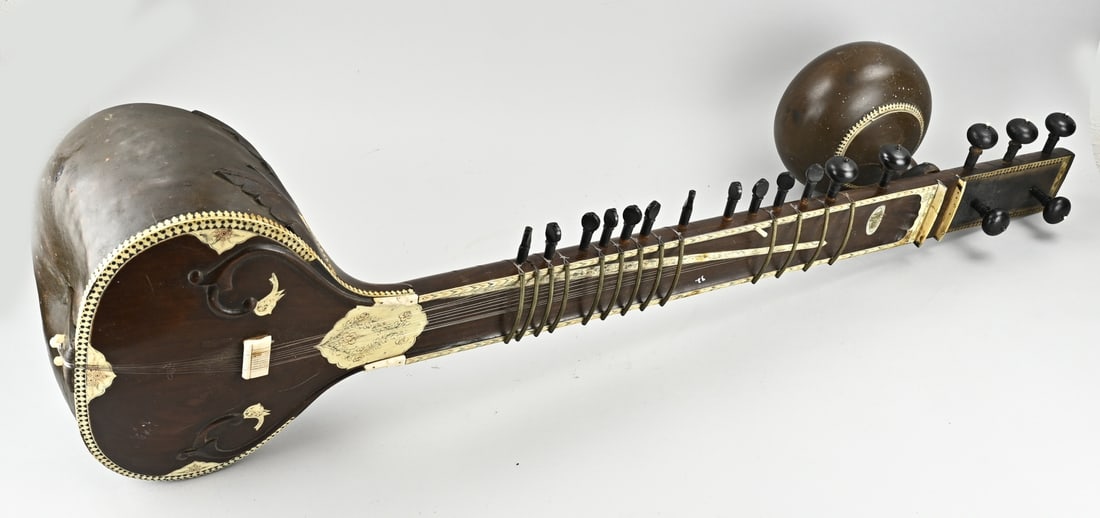 Antique string instrument (Sitar): Antique sitar with bone glued. Indian string instrument. Circa 1930. Size: 122 cm. In good condition.