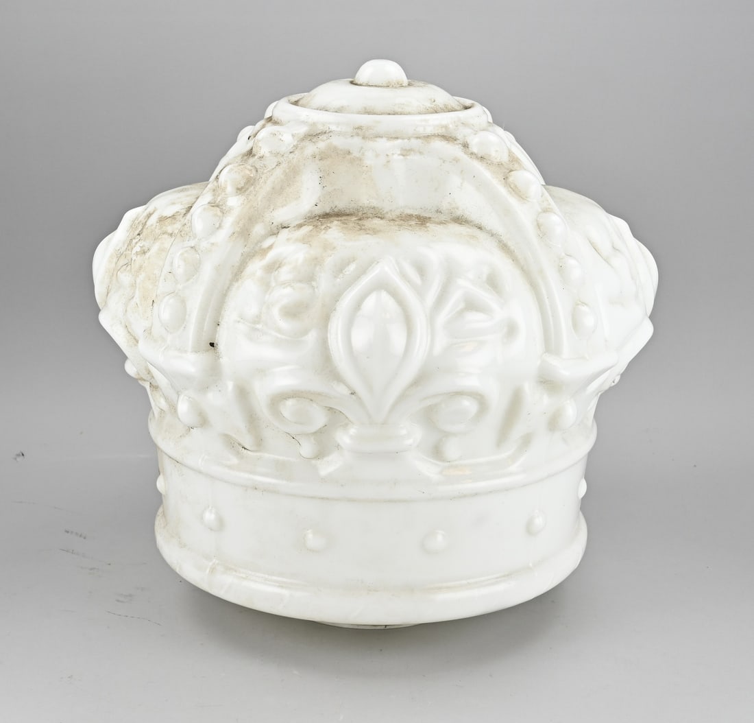 Royal Crown Glass Gasoline Globe: Rare vintage glass gas station globe by Royal Crown. Red Crown Gasoline gaspump globe. 20th Century. Dimensions: 40 x 36 cm. In good condition.