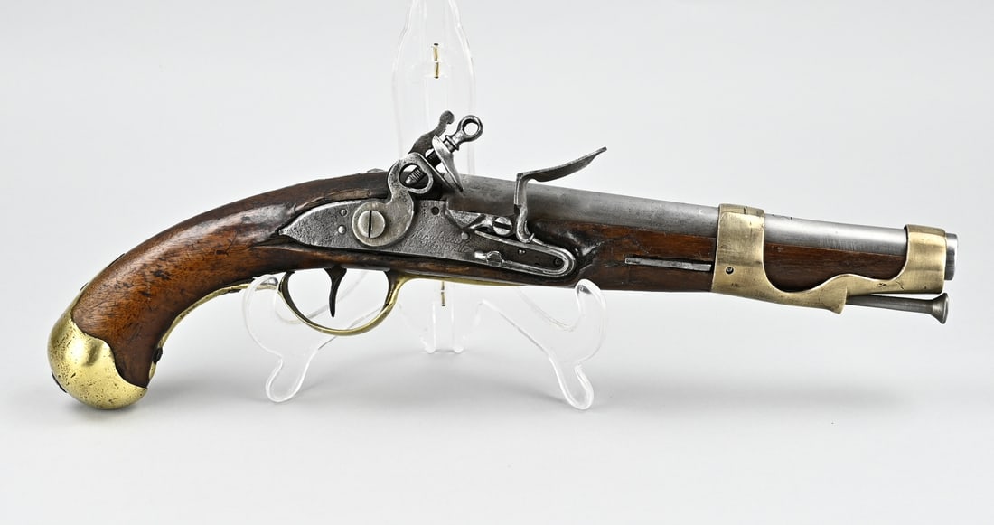 Military pistol, L 40 cm.: Antique French military flintlock pistol with bronze fittings M-1763-66, 1763 Castle Charleville. Old break in wood at barrel bottom. Size: 40 cm. In reasonable condition.