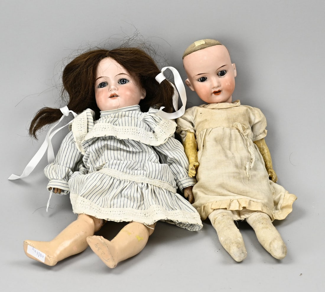 2x Antique German doll: Two antique German porcelain dolls. 1x Armand Marseille, no. 390, articulated body, real hair. 1x Armand Marseille, no. 390, leather bellows body. Size: 35 - 36 cm. In good condition.