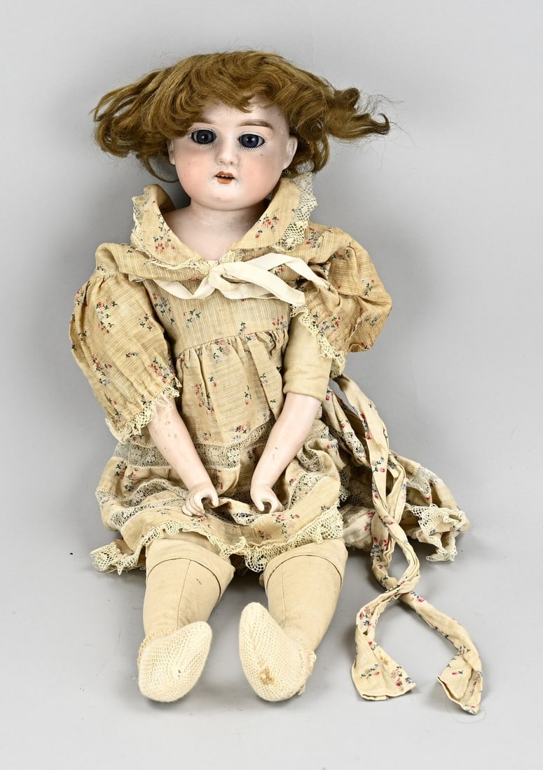 German Porcelain Doll, 1910: Antique German porcelain Armand Marseille doll, no. 370, AM - 2-dep. Leather bellows + porcelain arms. Size: 50 cm. In good condition.