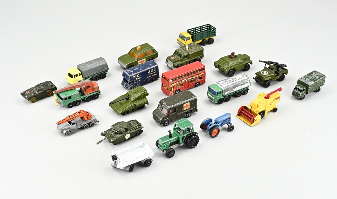 Lot of toys: Lot Diecast toy cars. Played with. Various brands; Lesney Matchbox etc. Number: 14x. Size: 5 - 8 cm. In reasonable/good condition.