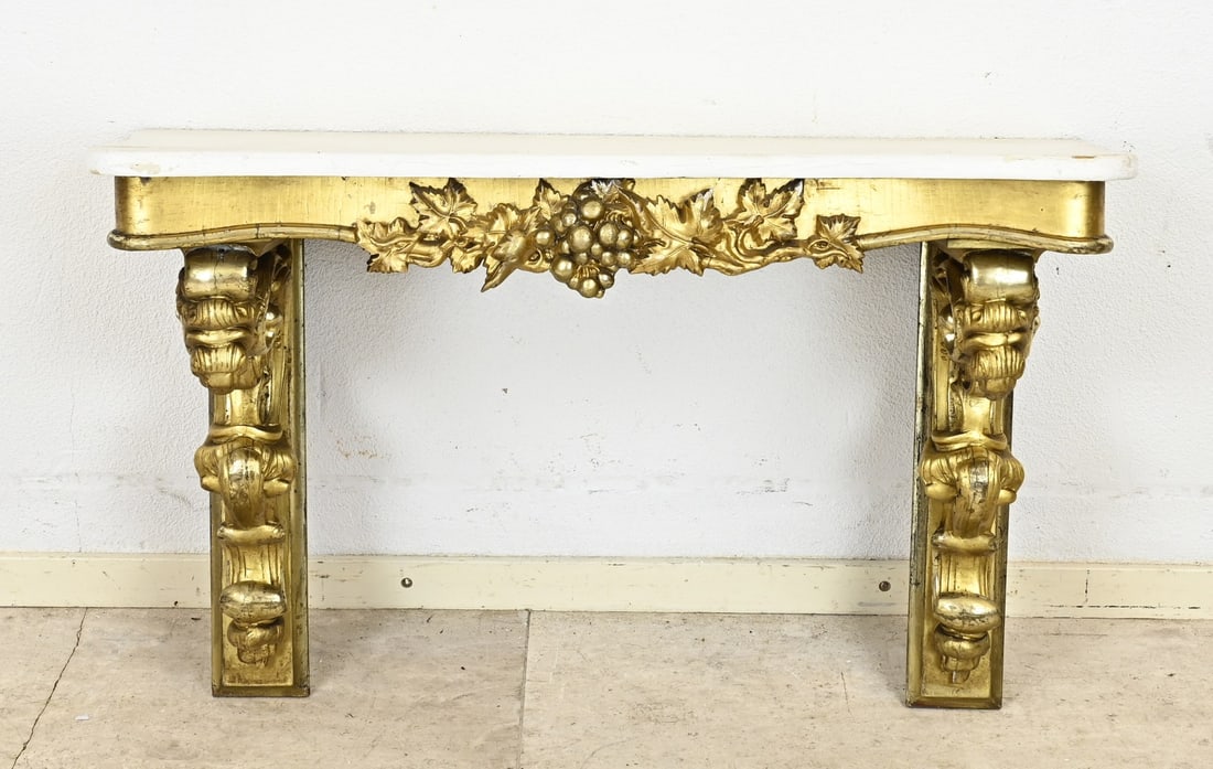 Gilded console: Gilded wooden wall console. 19th century. Dimensions: 54 x 90 x 31 cm. In good condition.