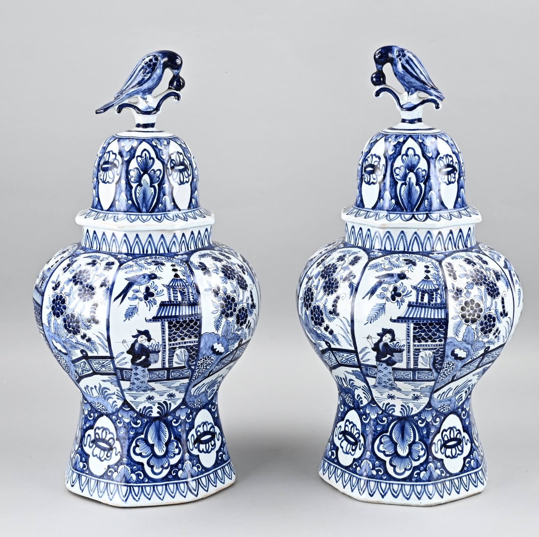 2x Antique Delft lidded vase: Two large antique Delft faience octagonal lidded vases with chinoiserie decoration. Dimensions: H 46 cm. In good condition.