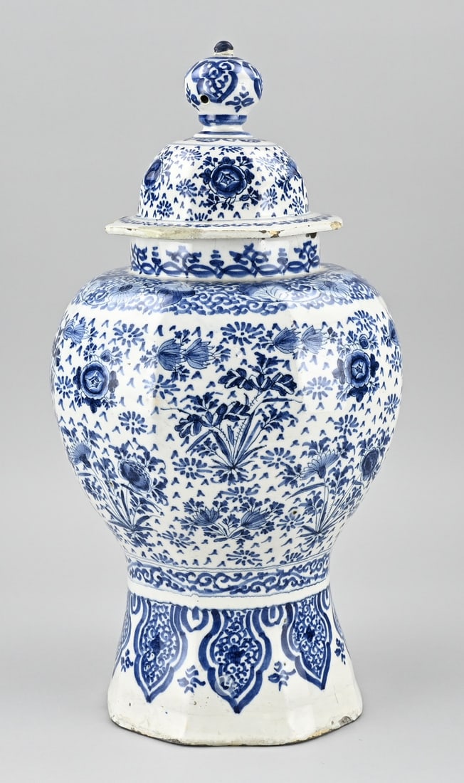 Delft lidded vase, H 46 cm.: Large 18th century Delft faience covered vase with chinoiserie decoration. Octagonal. Dimensions: H 46 cm. In good condition.