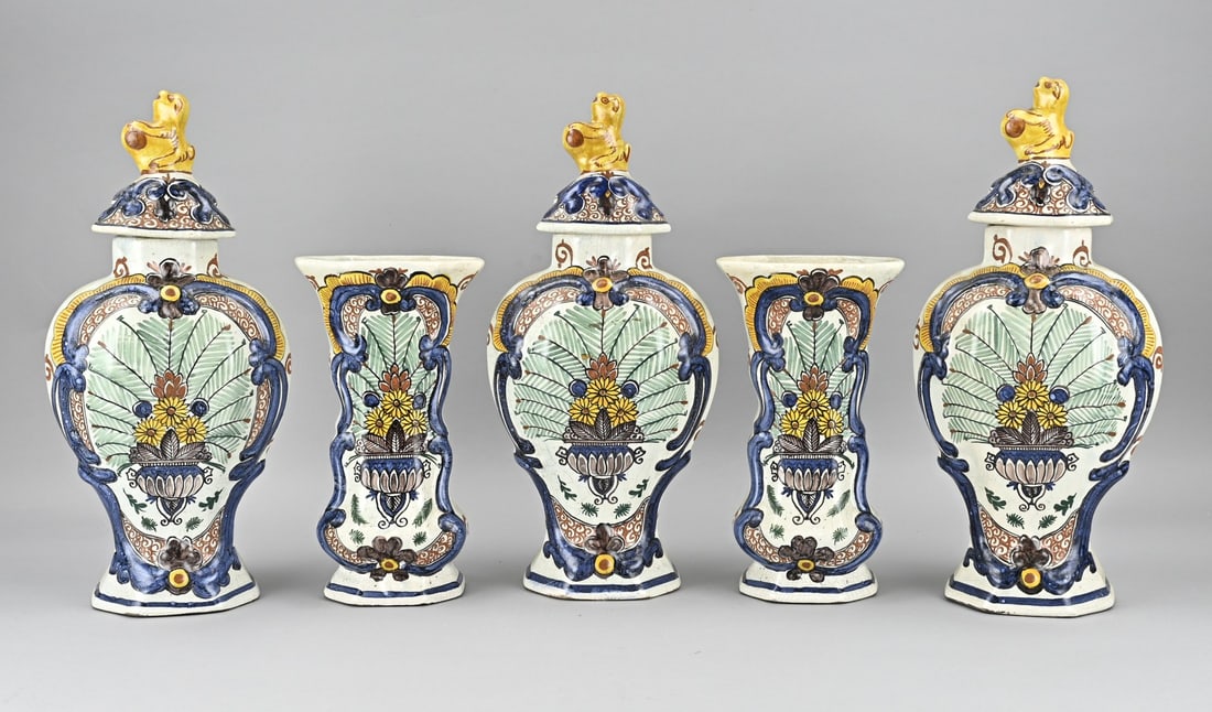 5-piece Delft cabinet set, H 25 - 36 cm.: Five-piece antique Delft polychrome faience cabinet set with flower vase decoration. Dimensions: H 25 - 36 cm. In good condition.