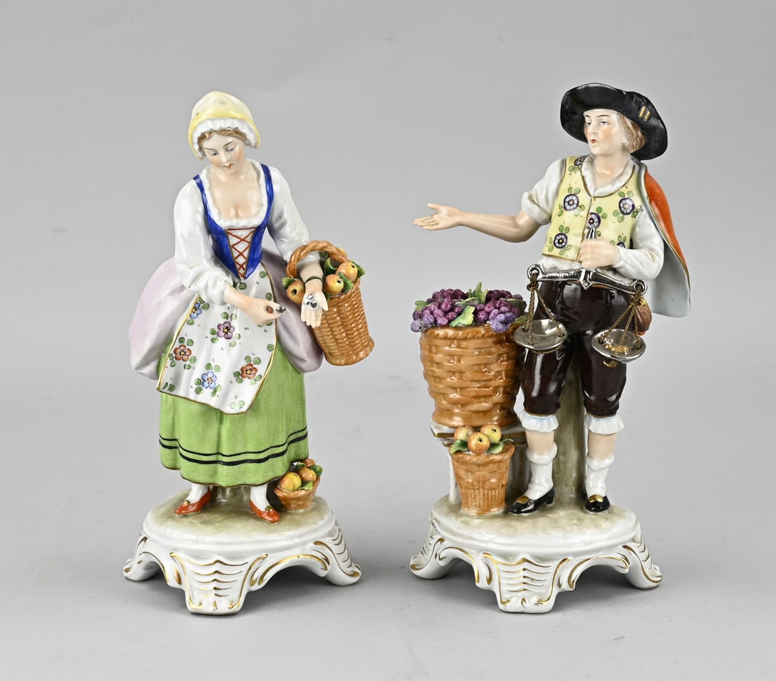 2x Porcelain statue (1 of 2)