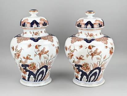 Set of vases (Delft): Two antique Delft polychrome Doré lidded vases with chinoiserie decoration. Dimensions: H 42 cm. In good condition.
