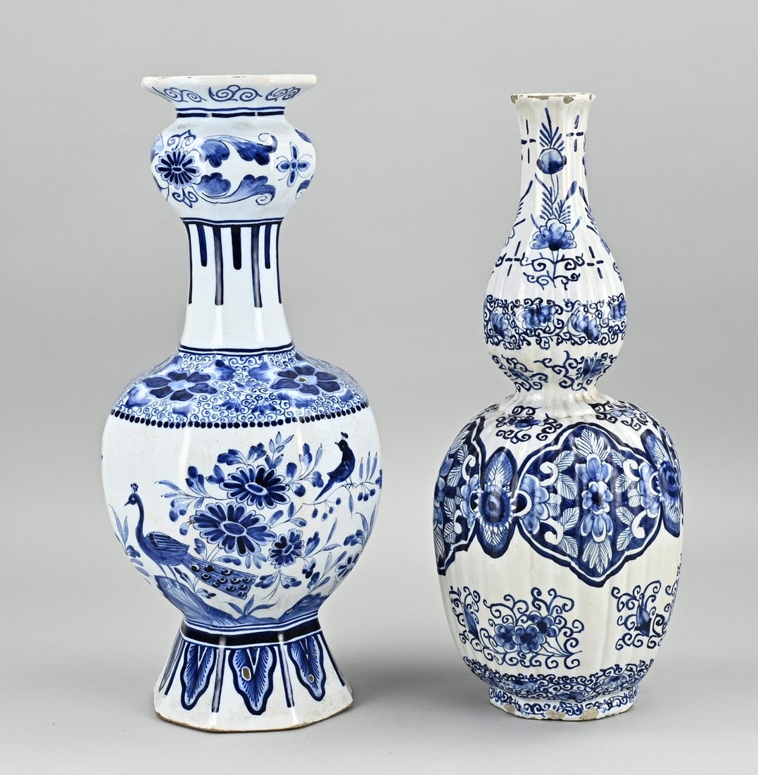 2x Delft vase, H 37 - 38 cm.: Two antique Delft faience knob vases with chinoiserie decoration. With bottom mark. Dimensions: H 37 - 38 cm. In good condition.