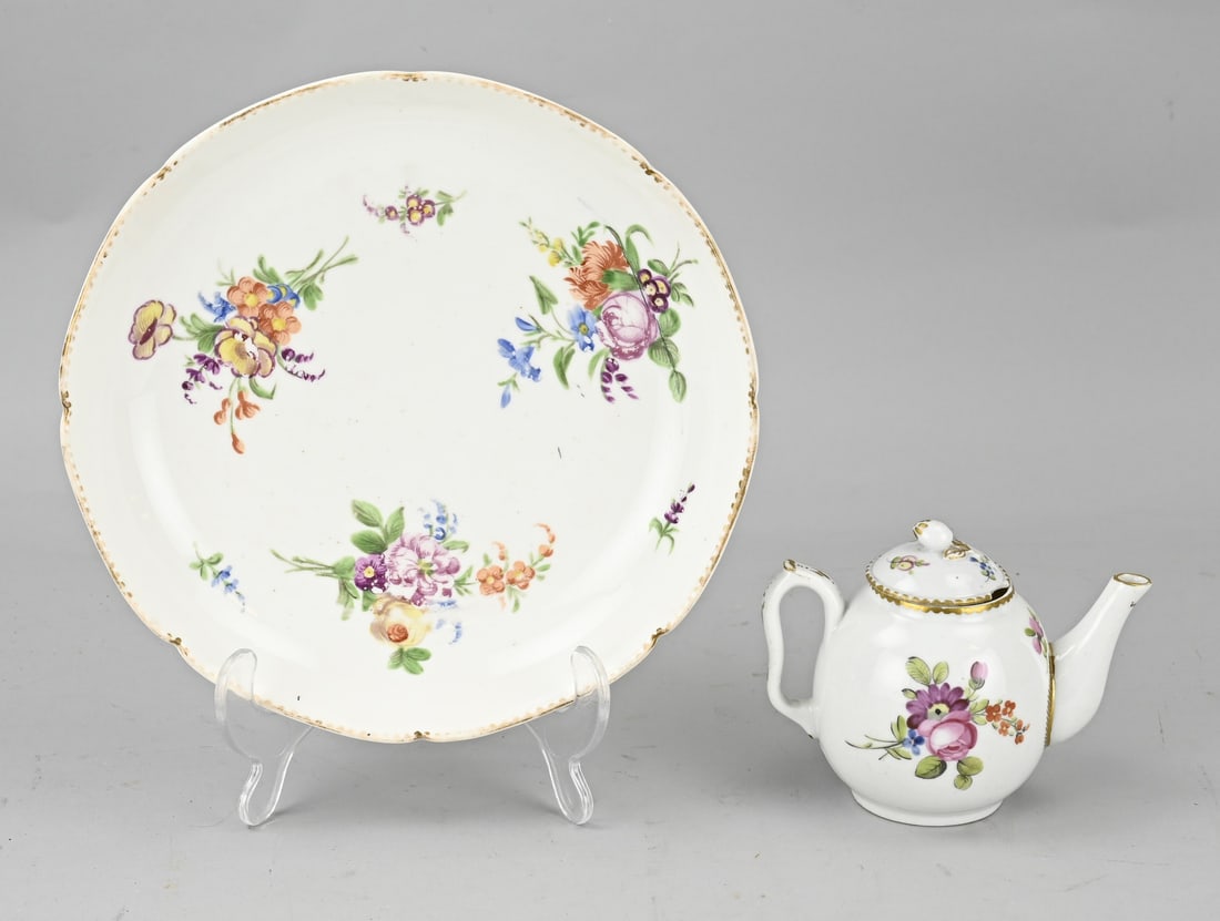 Plate + mocha pot (1 of 1)