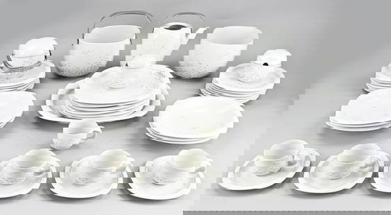 Rosenthal Studio-Line breakfast set: 34-piece German Rosentahl porcelain Studio-Line breakfast set with seagulls decor. Teapot lid is missing. Size: 10 - 32 cm. In good condition.