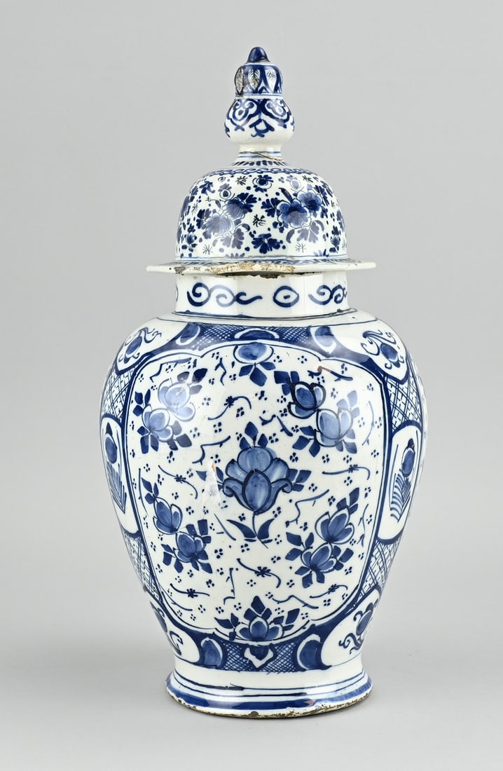 Delft lidded vase, H 41 cm.: 18th century Delft faience covered vase with floral decoration. Edge damage. Dimensions: H 41 cm. In reasonable condition.