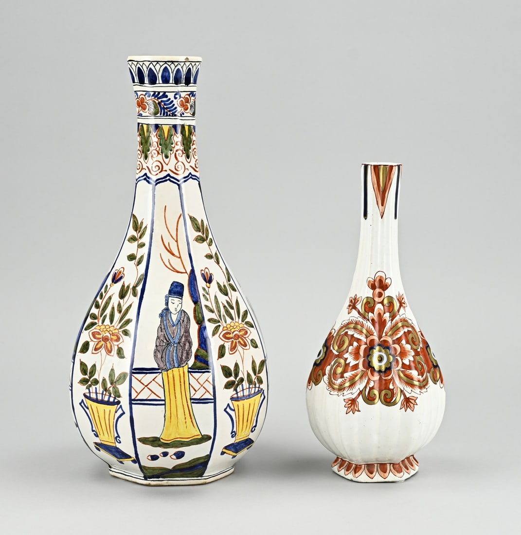 2x Delft vase: Two antique Delft polychrome faience vases. Marked PK + AR 19th Century. Dimensions: H 23 - 31 cm. In good condition.