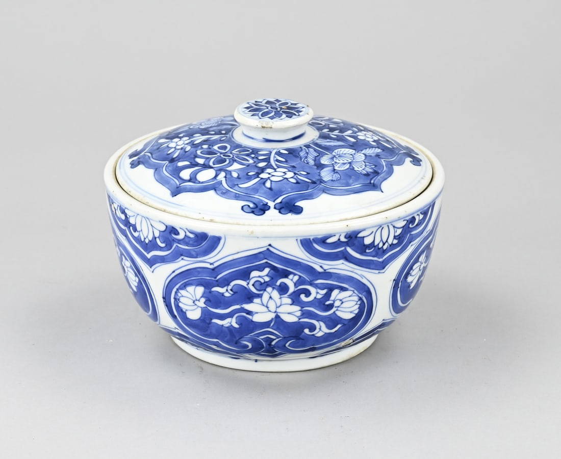 Chinese lidded pot Ø 14 cm.