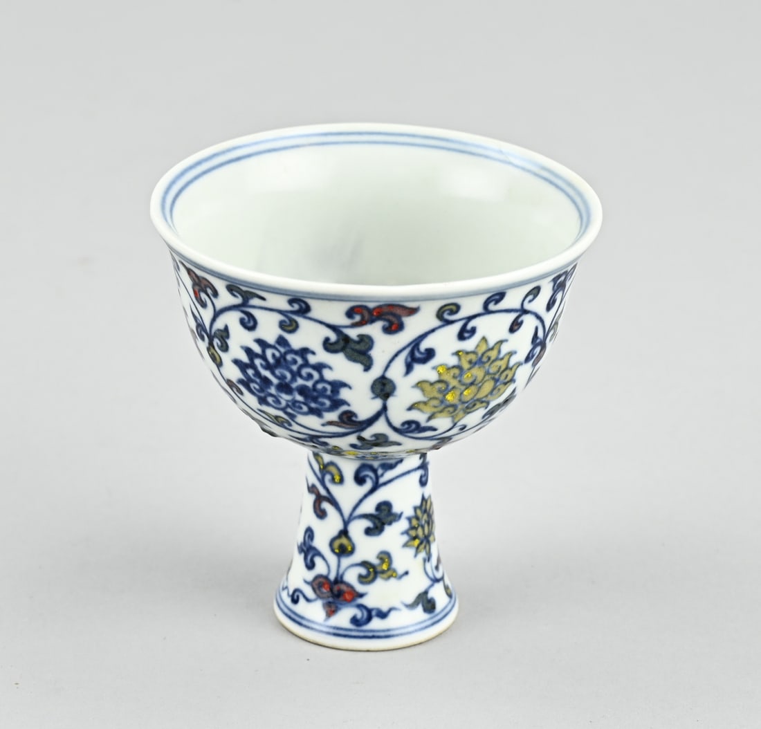Chinese voting cup Ø 8.4 cm.: Chinese porcelain stem cup with floral decoration and six-character bottom mark. Dimensions: H 8.4 x Ø 8.4 cm. In good condition.