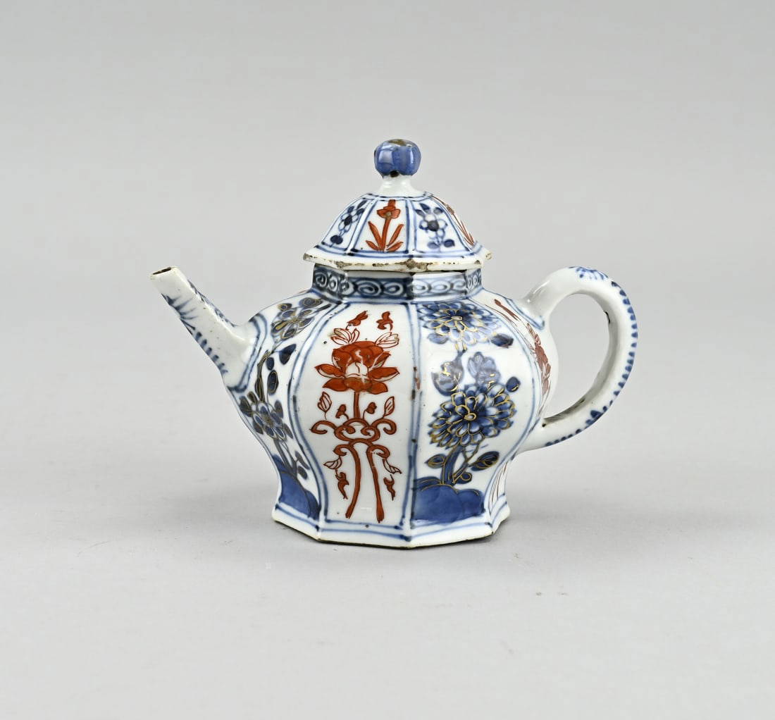 18th century Imari teapot Ø 8.5 cm.