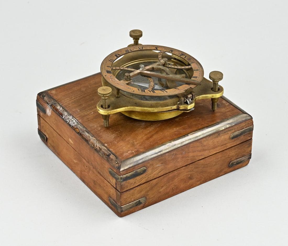English ship's compass: Old English ship's compass with sundial, in a mahogany case. Dimensions: 14 x 5.1 x 14.5 cm. In good condition.