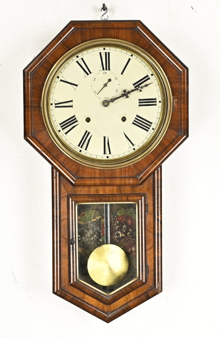 American wall clock, 1920: Antique American wall clock with an off-center second hand. Circa 1920. Weekly timer, half-hourly strike. Dimensions: 77 cm. In good condition.