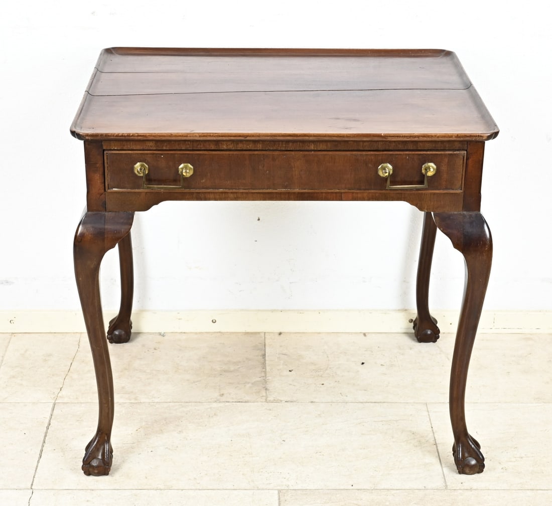 English tea table: 19th-century English mahogany tea table with drawer. Shrinkage seam. Dimensions: 72 x 76 x 55 cm. In fair to good condition.