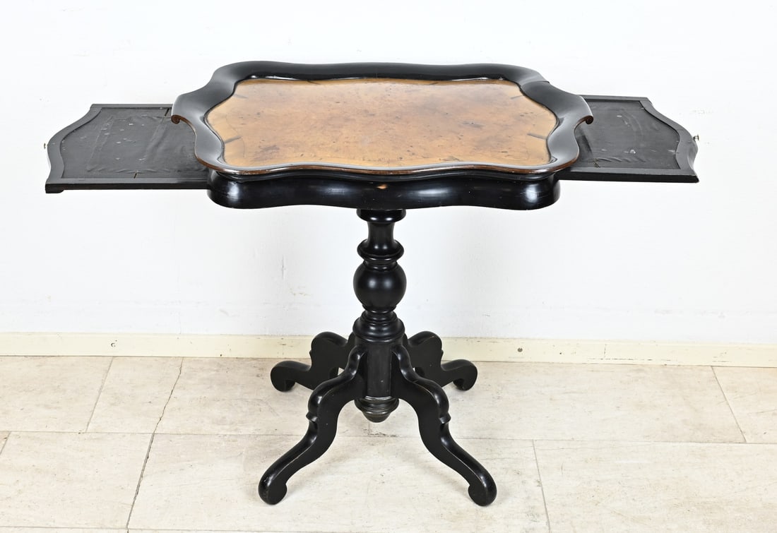 Willem III tea table, 1860: Beautiful Dutch Willem III walnut tea table with a removable top. Circa 1860. Dimensions: 76 x 76 x 58 cm. In good condition.