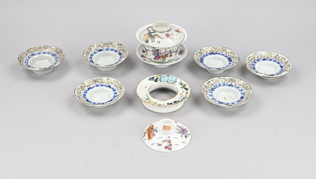 Lot of Chinese porcelain (11x): Lot of 11 19th-century Famille Rose porcelain cups, lids, and coasters, various. Some chips. Fairly 8.5-11 cm.