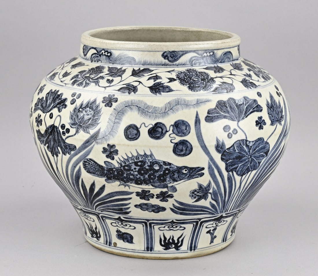 Chinese ball vase , 29.5 x 31.5 cm. (1 of 2)