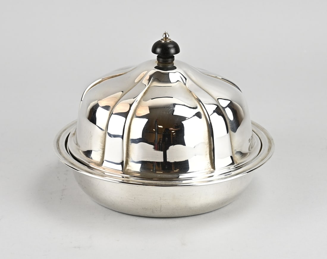 Silver bowl: A beautiful silver warming dish, 925/000, consisting of a lid decorated with pleats and a wooden knob, a plate, and a saucer. Round contoured. MT: Mappin & Webb, Sheffield, c. 1913. ø18x13cm. Total w