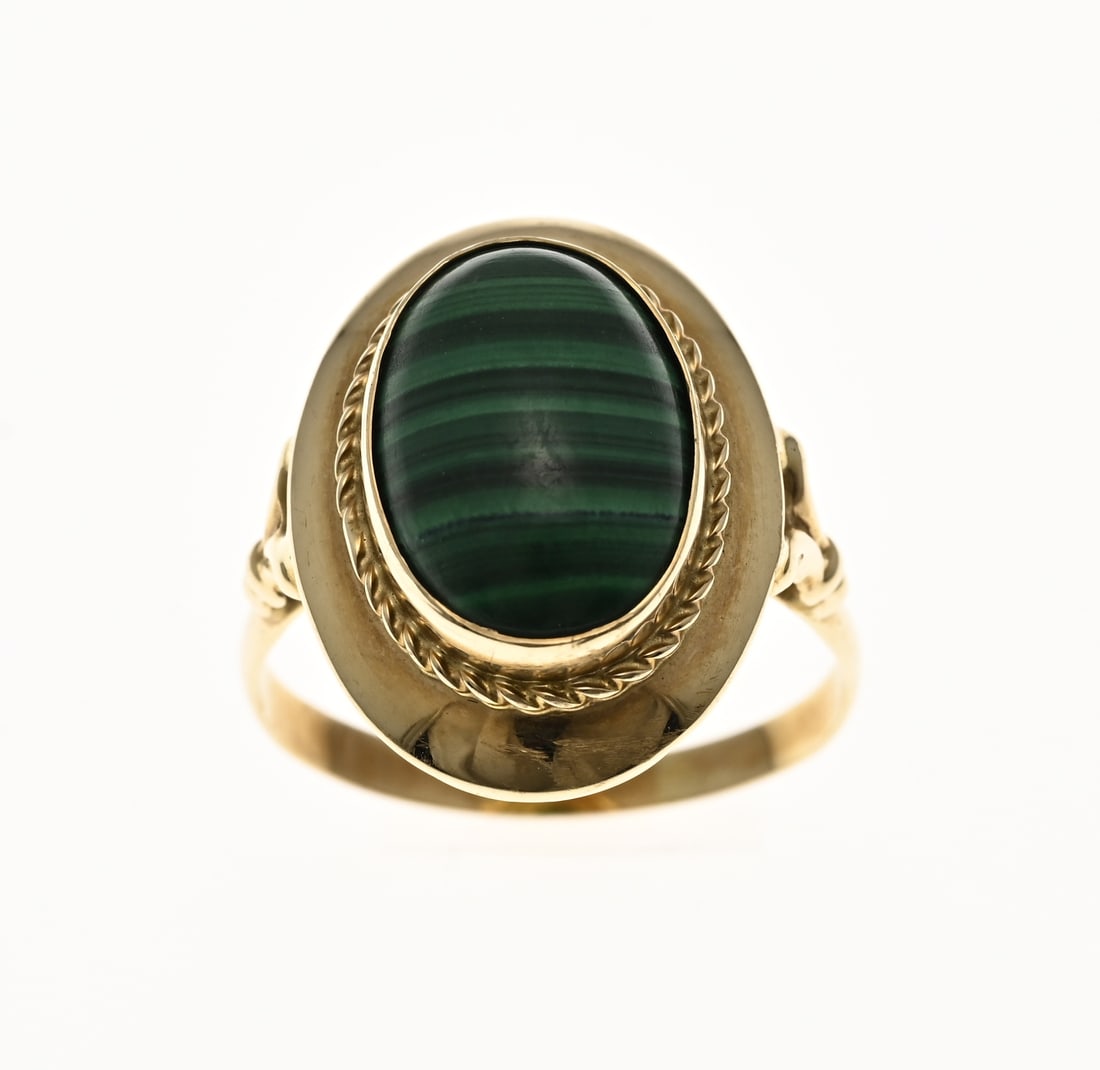 Gold ring with malachite: Yellow gold ring, 585/000, with an oval case and a twisted edge, set with an oval cabochon-cut malachite stone. Width of the head: 20 mm. Diameter: 57. Approximately 4.9 grams. In good condition.