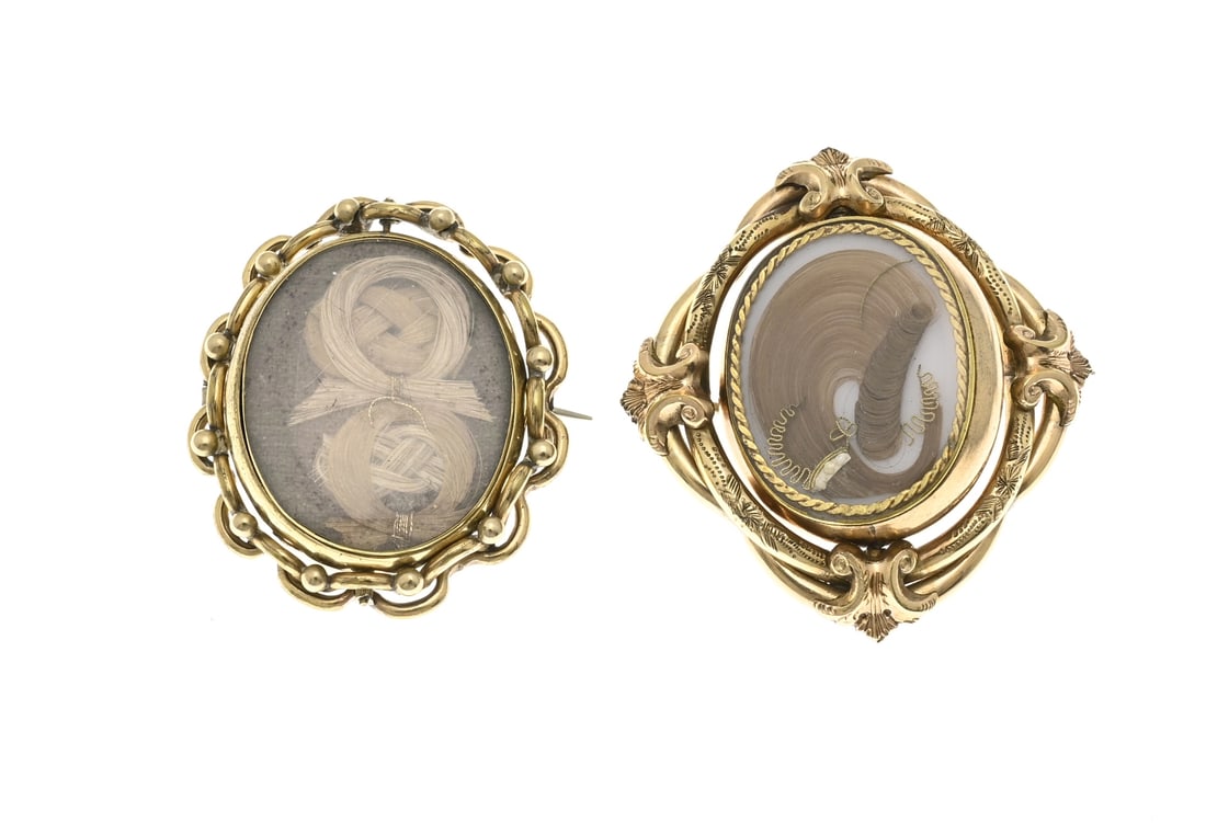 2 Mourning brooches with hair.: Lot of two mourning brooches, double models with rotating cartouches featuring windows with a photo and its decoration. 48x44mm and 40x36mm. Some wear, otherwise in good condition.