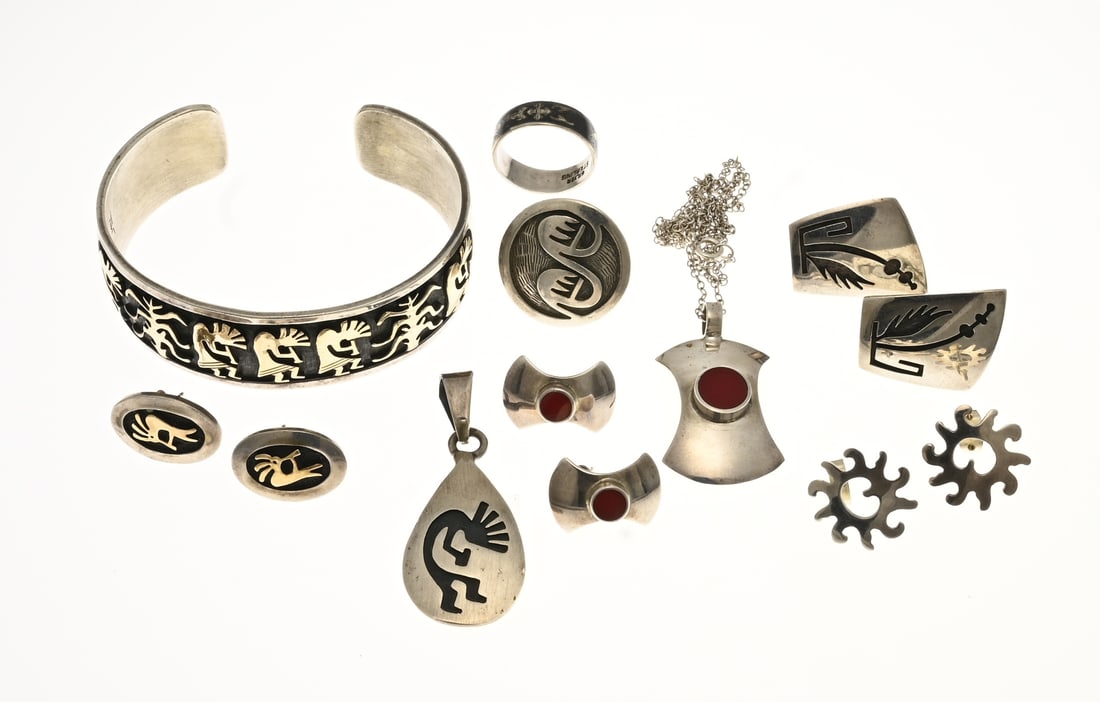 Lot of various silver jewelry, Nativo American: Lot of silver jewelry, partly Navtivo American. A vintage silver clamp bracelet, pendant and stud earrings, 925/000, Nativo American, with an oxidized finish with cokopelli. The bracelet and oval stud