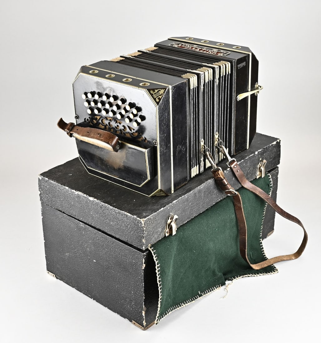 Musical instrument Concertina, 1920: Antique German concertina bandoneon (accordion) in case. Circa 1920. Dimensions: 40 x 24 x 20 cm. In good condition.