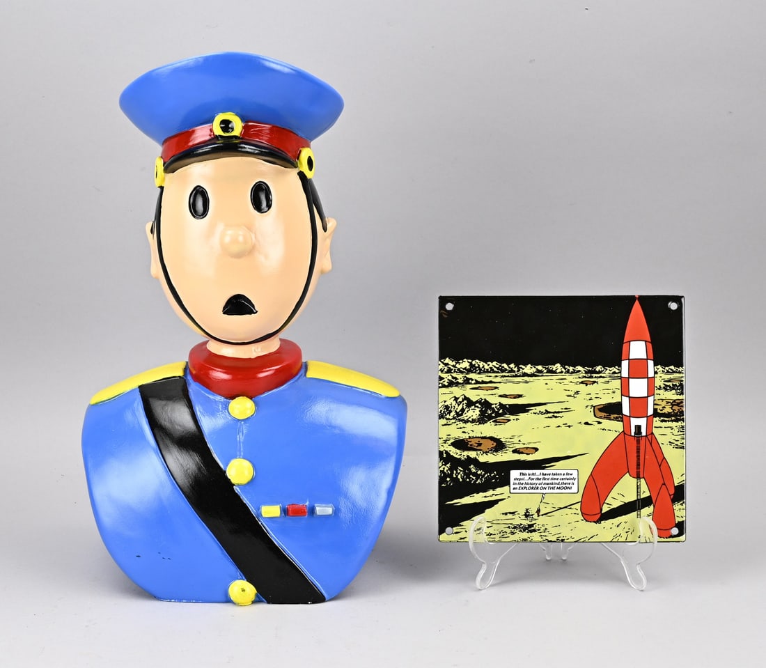 2x Tintin plate + bust: Two Tintin items. One plastic bust. One enamel plate, Tintin to the Moon. Dimensions: 20-45 cm. In good condition.