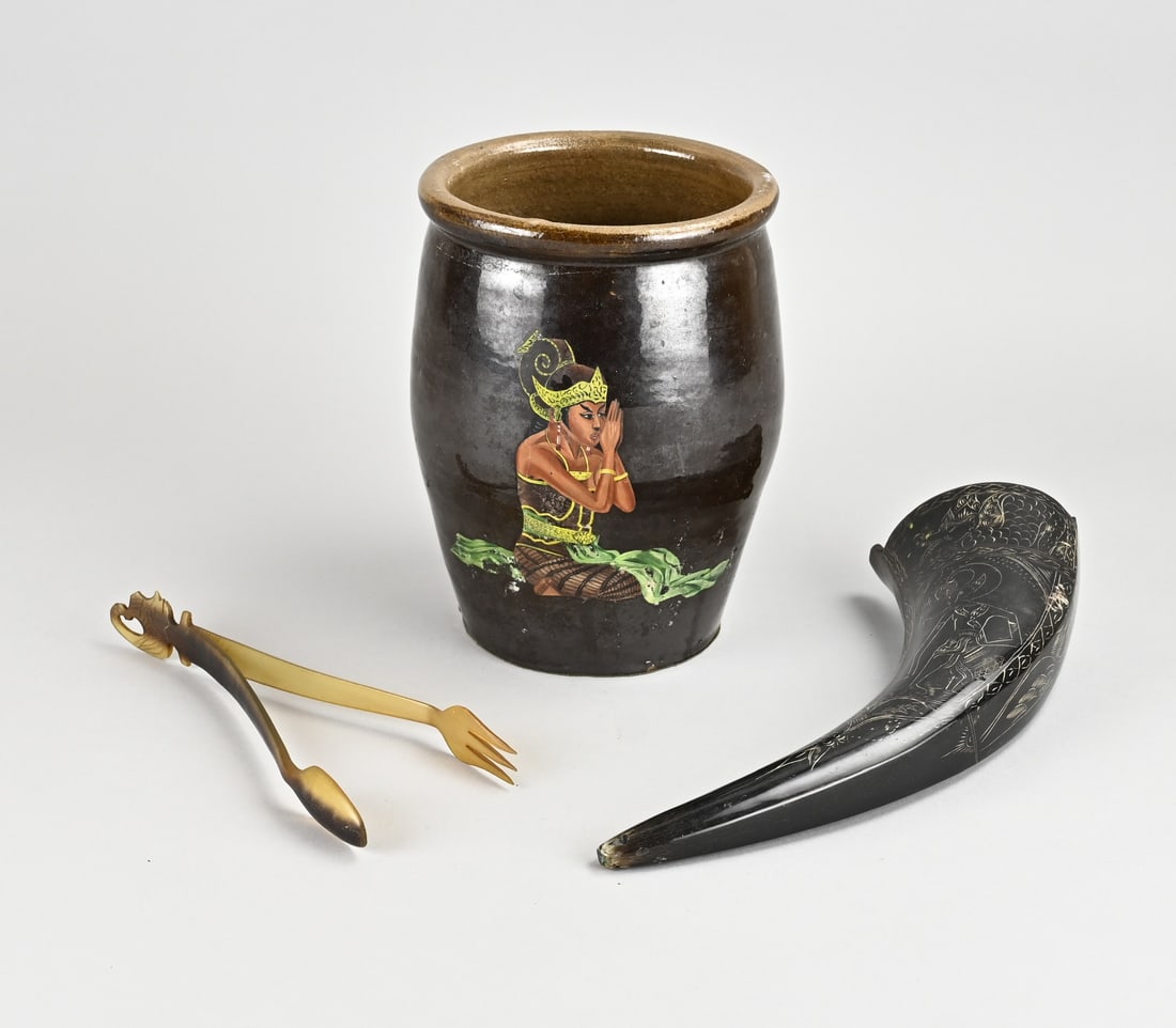 Lot Indonesia (3x): Three pieces from Indonesia. 20th century. 1x Carved buffalo horn. 1x Glazed stoneware pot decorated with Balinese figures. 1x Cutlery with horn. Size: 20-28 cm. In good condition.