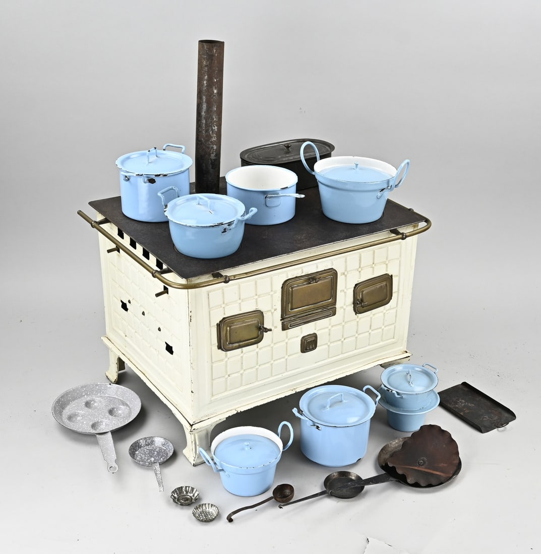 Children's fireplace + accessories: Large, antique toy children's fireplace made of tin, with various enamel tiles. Art Nouveau. Circa 1900. Dimensions: 55 x 43 x 33 cm. In good condition.