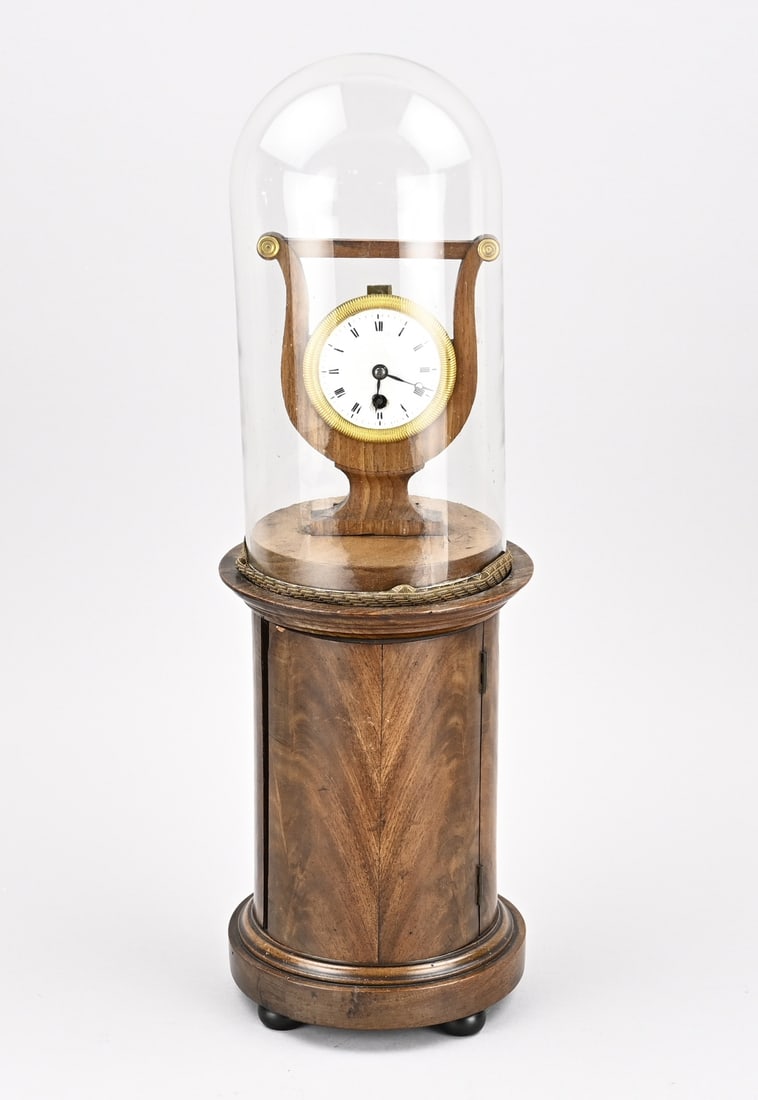 French lyra mantel clock under bell jar, H 1820: Antique French mahogany Empire lyre clock with drum base and bell jar. Circa 1820. Silent movement with string pendulum. Pendulum fork missing. Dimensions: H 48 cm. In good condition.