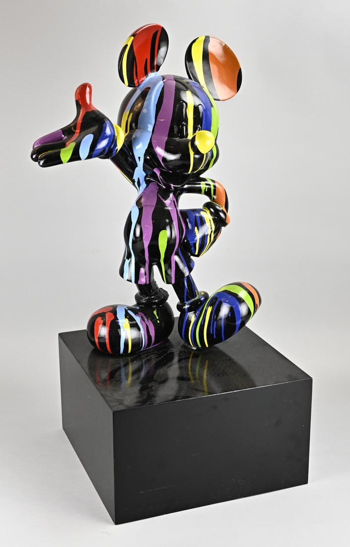 Mickey Mouse statue, H 80 cm.: Large painted plastic statue of Mickey Mouse on a base (with a glued-on base). Dimensions: H 80 cm. In reasonably good condition.