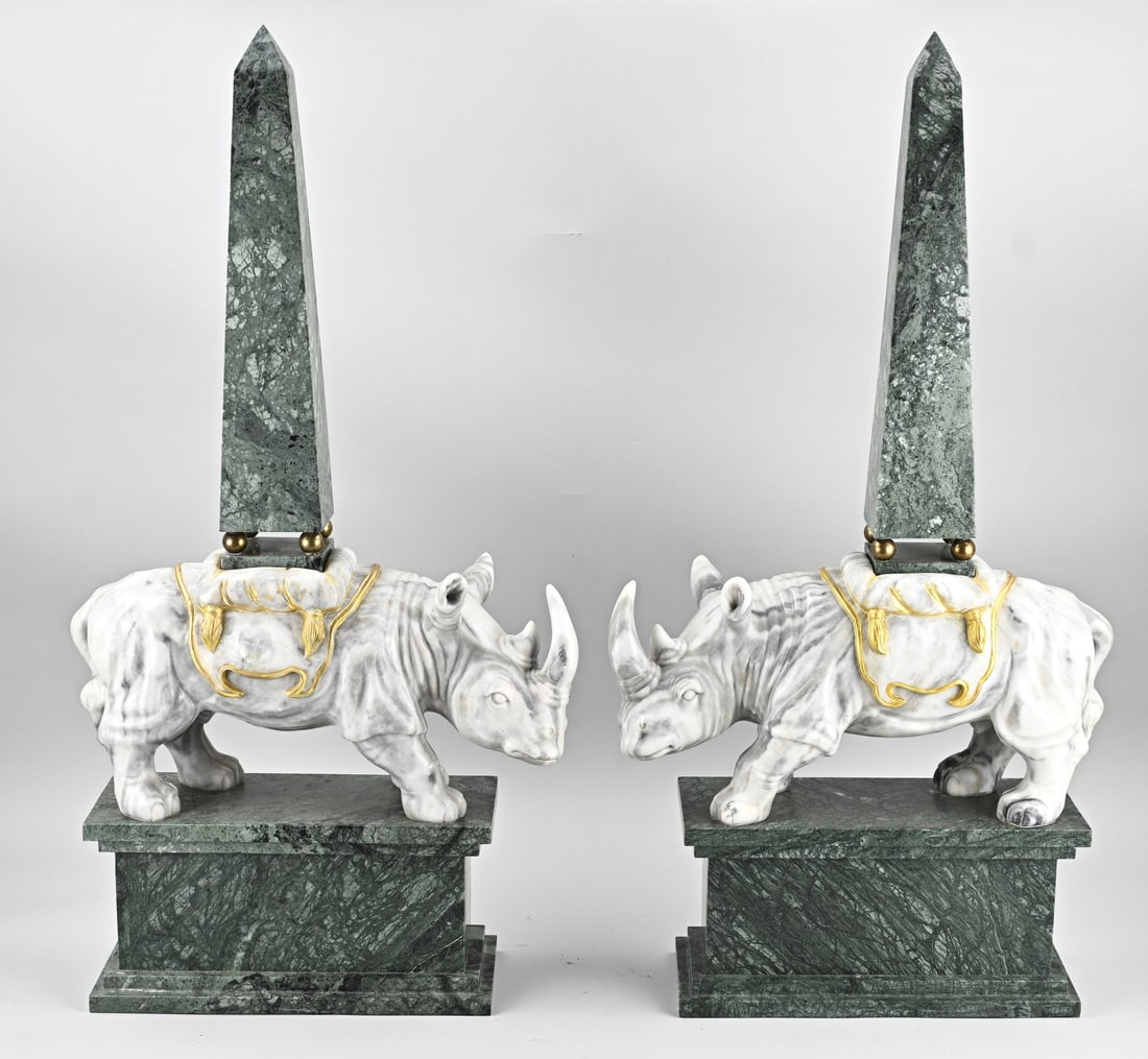2x Marble rhinoceros with obelisk: Two large marble rhinoceroses topped with obelisks. 20th century. Dimensions: 80 x 40 x 12 cm. In good condition.