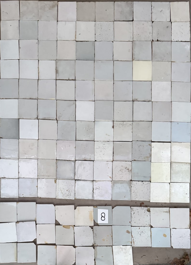Lot white tiles + 26 pcs.: Lot of 100 antique tiles, so-called white tiles. Plus an additional 26 damaged tiles. 19th century. Dimensions: 13 x 13 cm. In good condition.